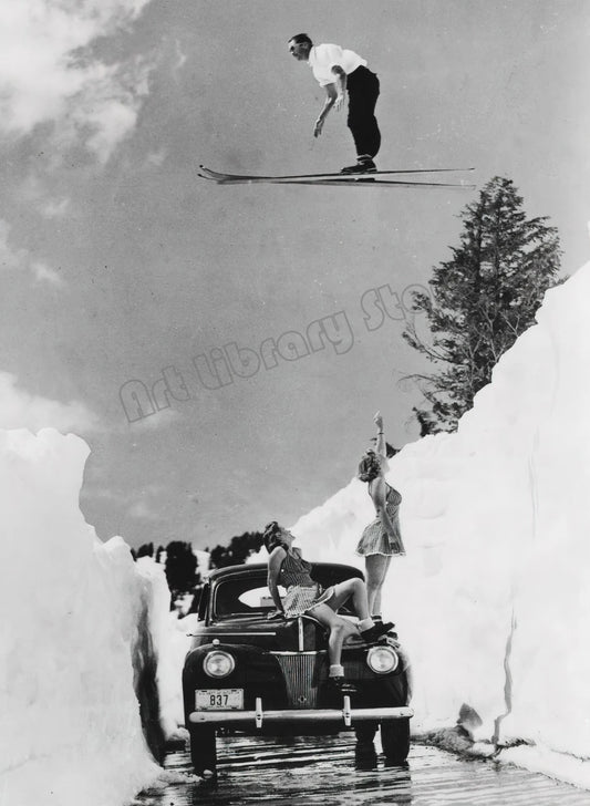 Vintage "Skiing"